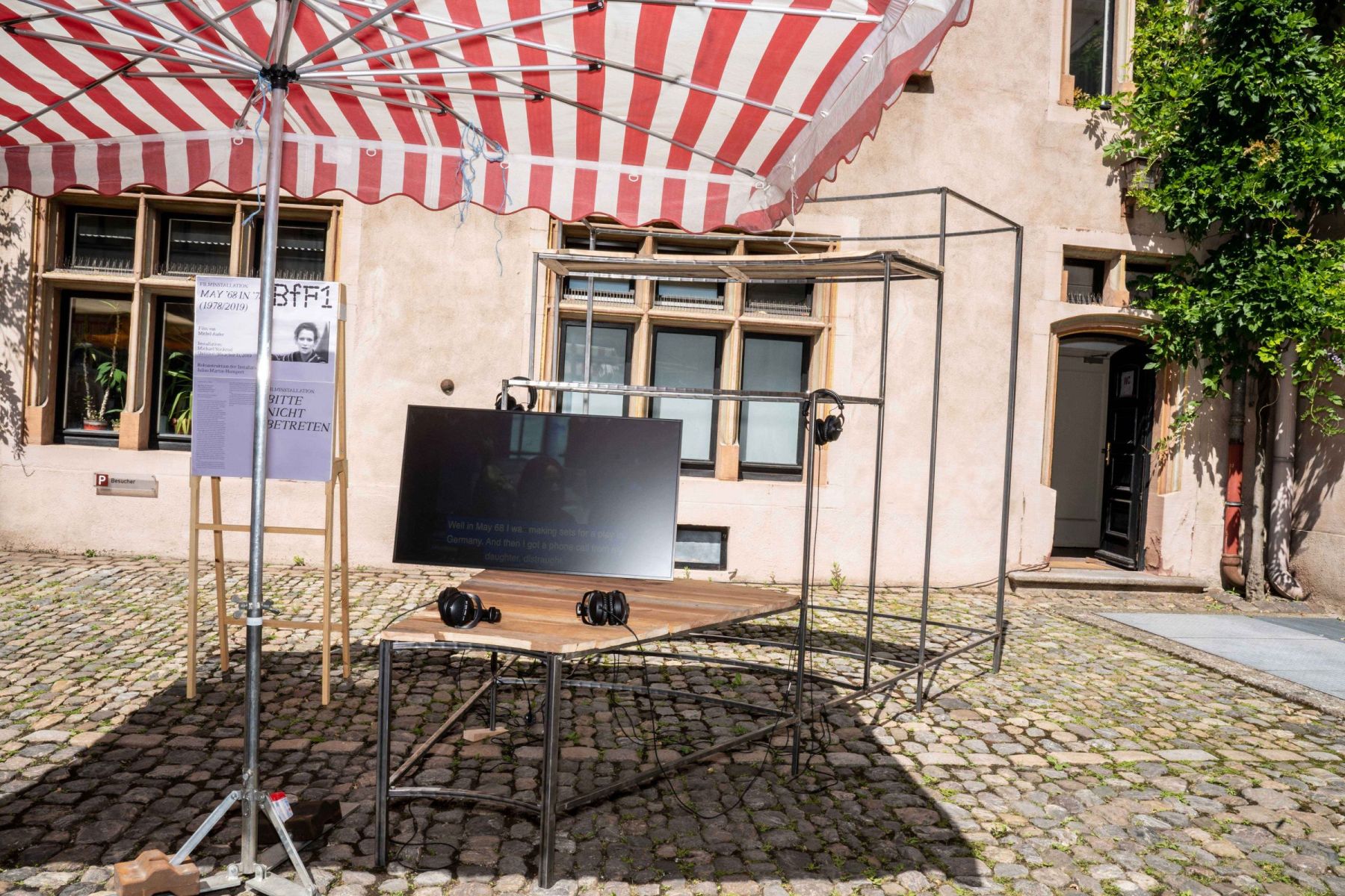 May ’68 in ’78 (1978/2019), Film von Michel Auder, Installation: Michael Stickrod 
Untitled (Bleacher 1), 2019, Rekonstruktion der Installation: Julius Martin-Humpert
Foto: Karolina Sobel