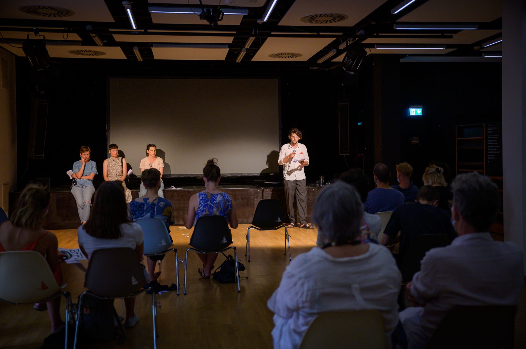 Inka Meißner, Laurie Mlodzik, Keren Cytter und Leon Hösl (v.r.n.l.) bei der performativen Lesung BUSINESS CLASS im Literaturhaus Freiburg.
Foto: Marc Doradzillo