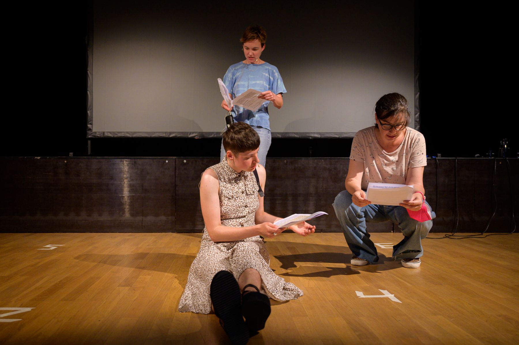 Inka Meißner (hinten), Laurie Mlodzik (vorne links) und Keren Cytter (rechts) bei der performativen Lesung  BUSINESS CLASS
im Literaturhaus Freiburg.
Foto: Marc Doradzillo