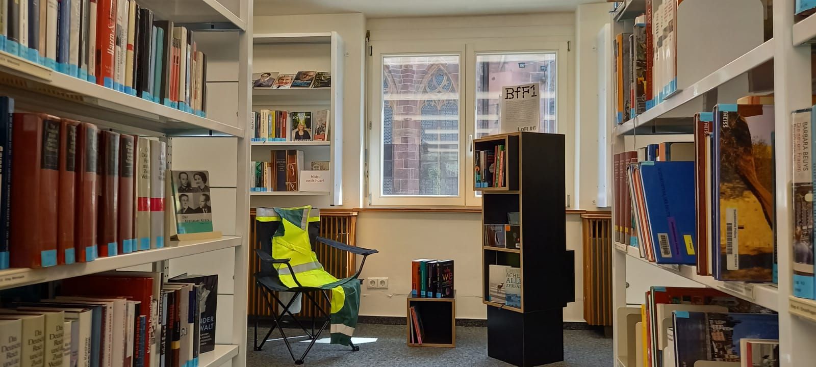 Library of Request #6, Stadtbibliothek Freiburg.
Display: Julius Martin-Humpert
Stuhl: Diane Hillebrand